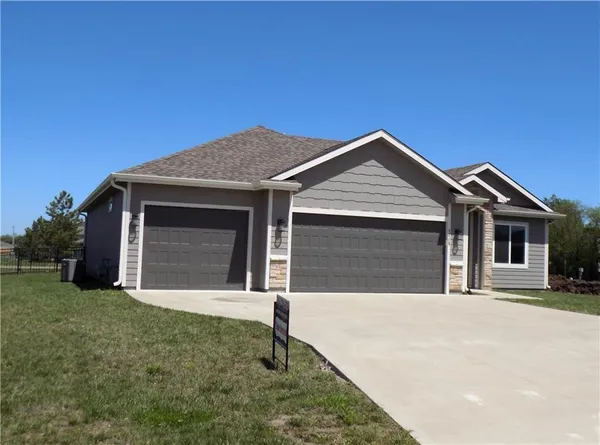$389,500 | 1215 Alexander Court, Ottawa, KS 66067