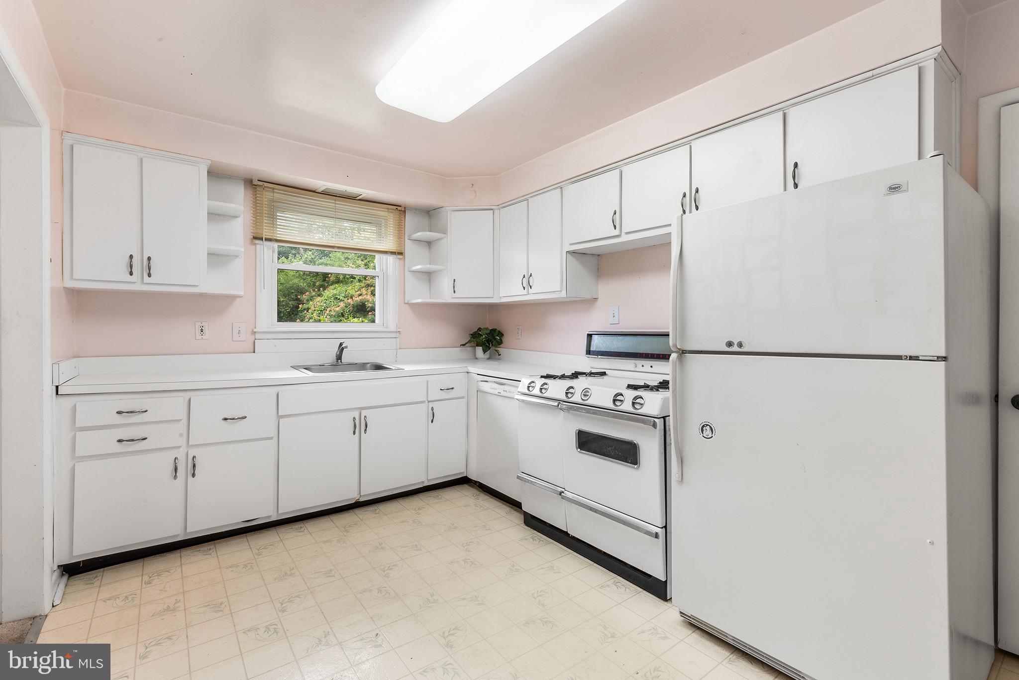 333 Candlewood Road Broomall, PA 19008 - Photo 9 of 27 Kitchen