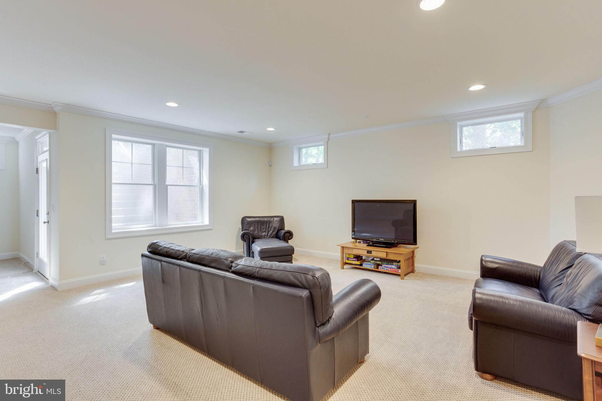 1709 Besley Road Vienna, VA 22182 - Photo 40 of 51 Gallery Image 40