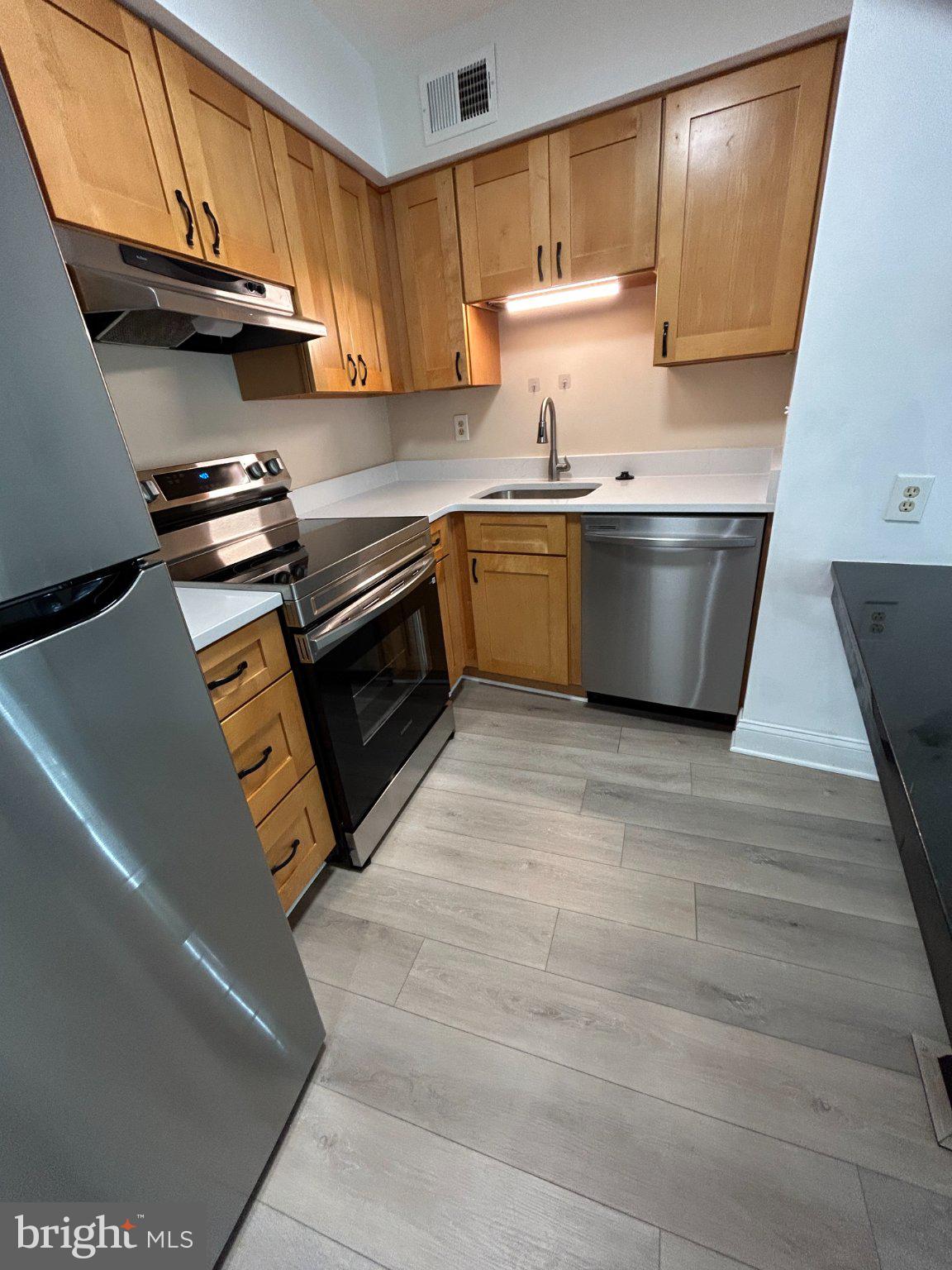 5802 Royal Ridge Drive, Unit B Springfield, VA 22152 - Photo 9 of 33 Kitchen
