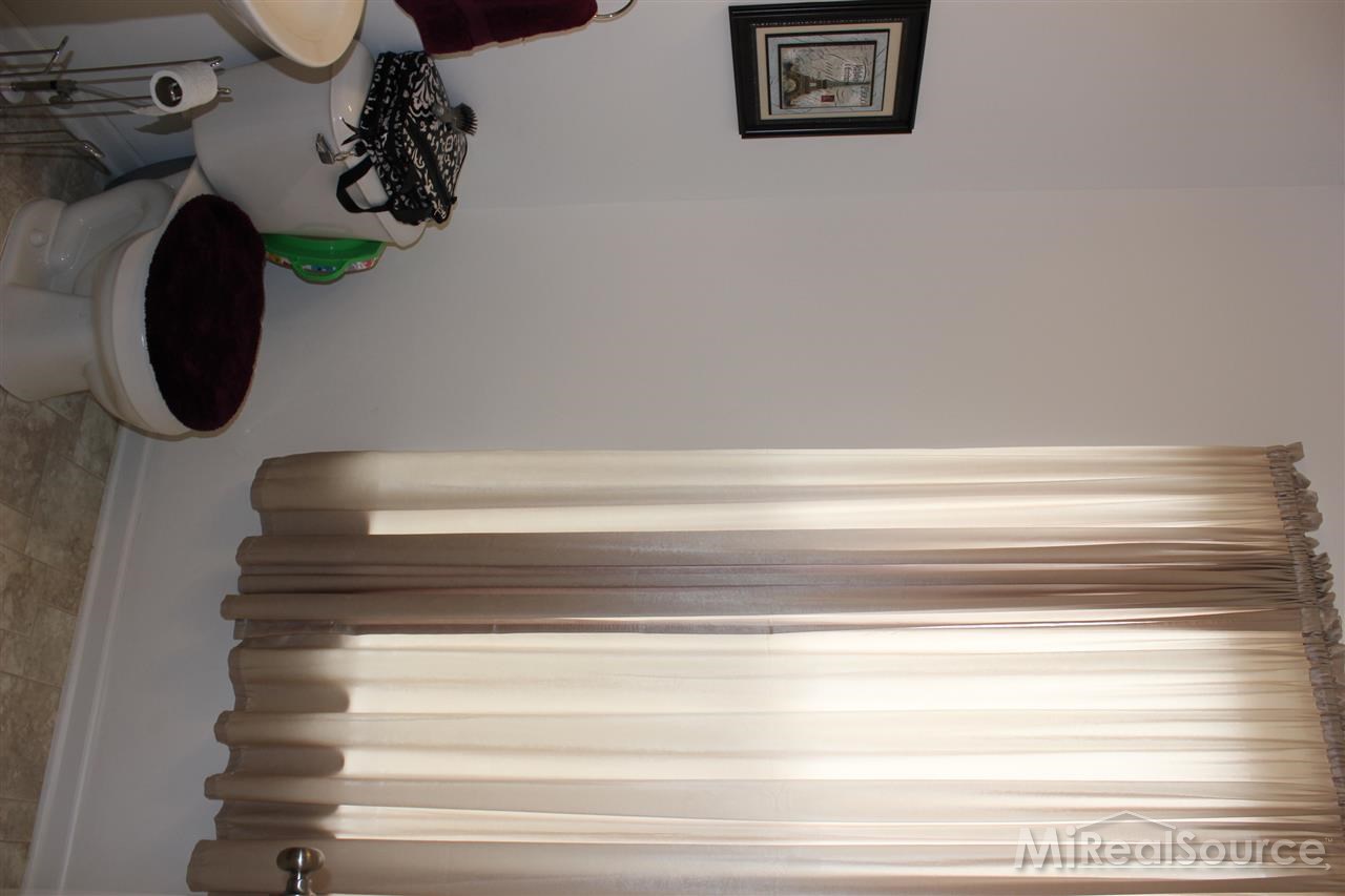 47915 Gloede Road Macomb, MI 48044 - Photo 12 of 29 Guest Bath