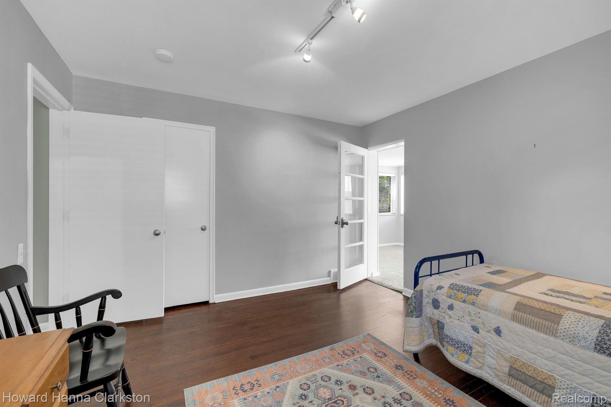 813 Harcourt Road Grosse Pointe, MI 48230 - Photo 23 of 40 2nd bedroom toward walk-in closet and bonus room.