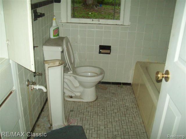 18461 Sunderland Road Detroit, MI 48219 - Photo 4 of 9 BATH
