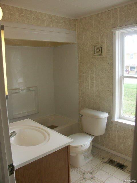 21705 29 Mile Road Ray, MI 48096 - Photo 24 of 25 Bathroom