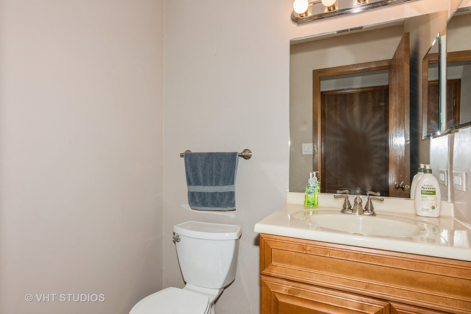 1295 Chatsworth Lane Hoffman Estates, IL 60169 - Photo 13 of 24 a bathroom with a toilet sink and mirror