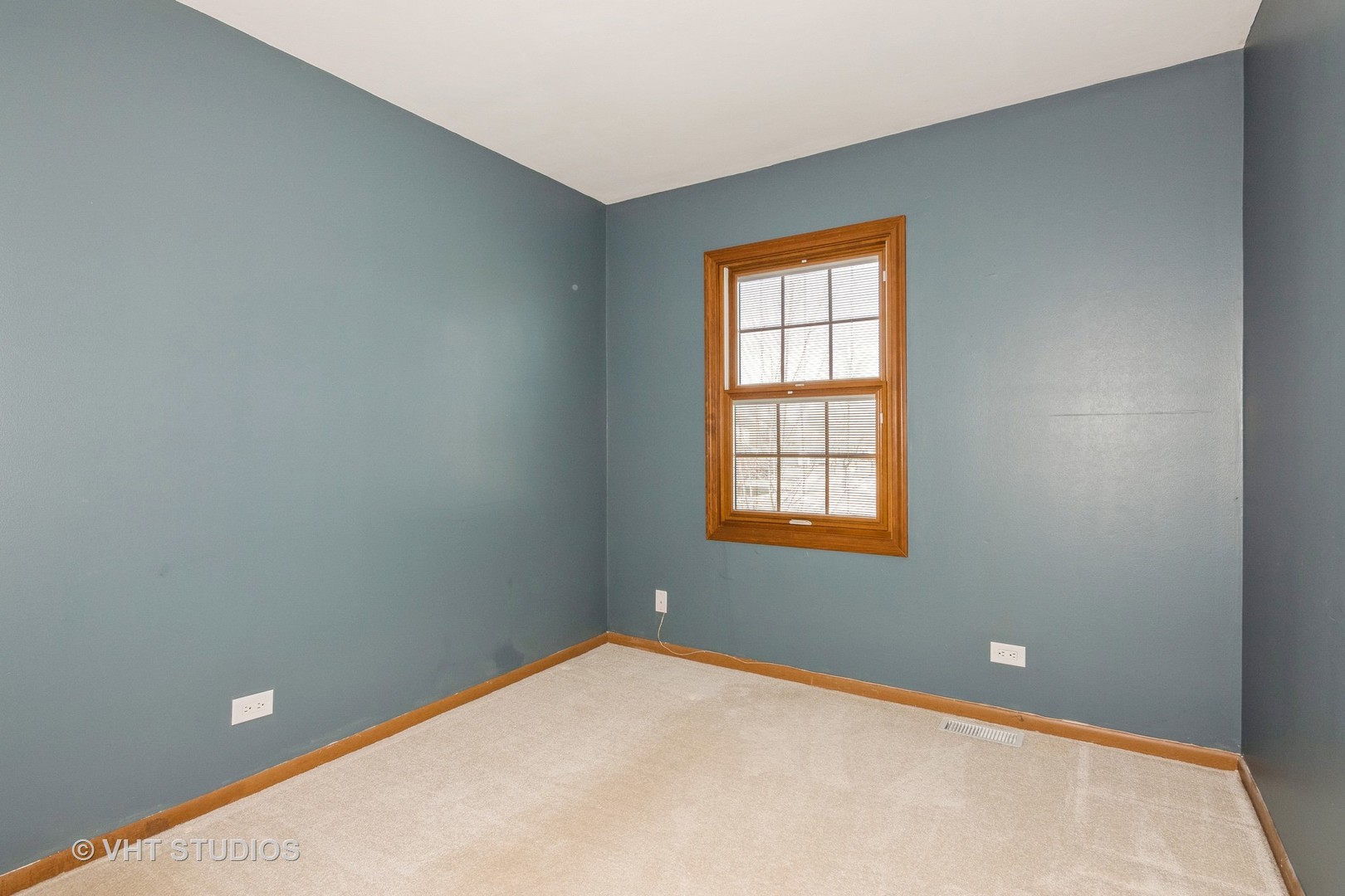 1295 Chatsworth Lane Hoffman Estates, IL 60169 - Photo 14 of 24 an empty room with a window
