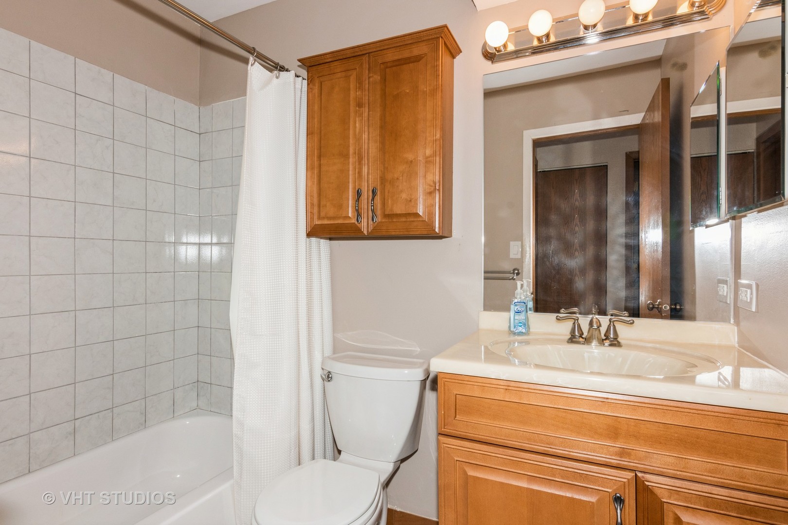 1295 Chatsworth Lane Hoffman Estates, IL 60169 - Photo 17 of 24 a bathroom with a sink and a mirror