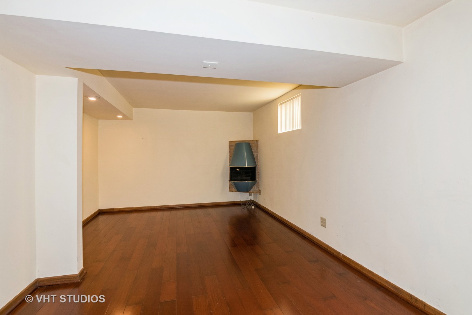 1295 Chatsworth Lane Hoffman Estates, IL 60169 - Photo 18 of 24 a view of an empty room