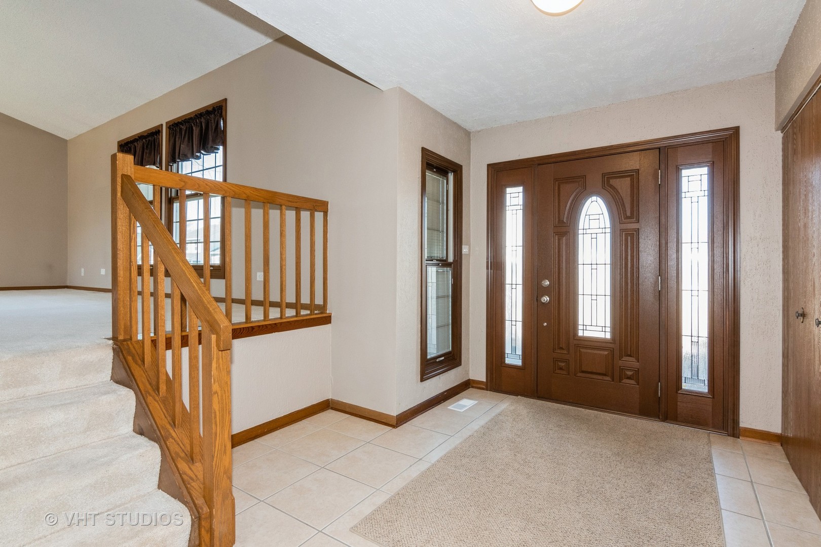 1295 Chatsworth Lane Hoffman Estates, IL 60169 - Photo 2 of 24 a view of an entryway with livingroom