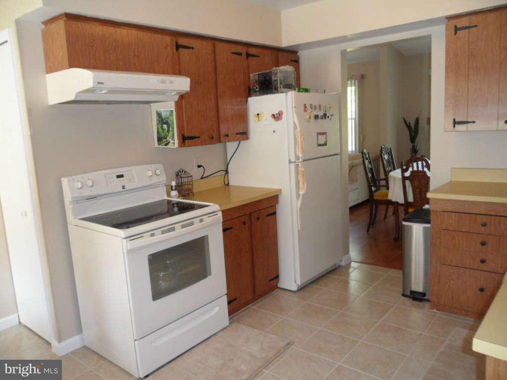 15200 Watergate Road Silver Spring, MD 20905 - Photo 5 of 22 a utility room with dryer and washer