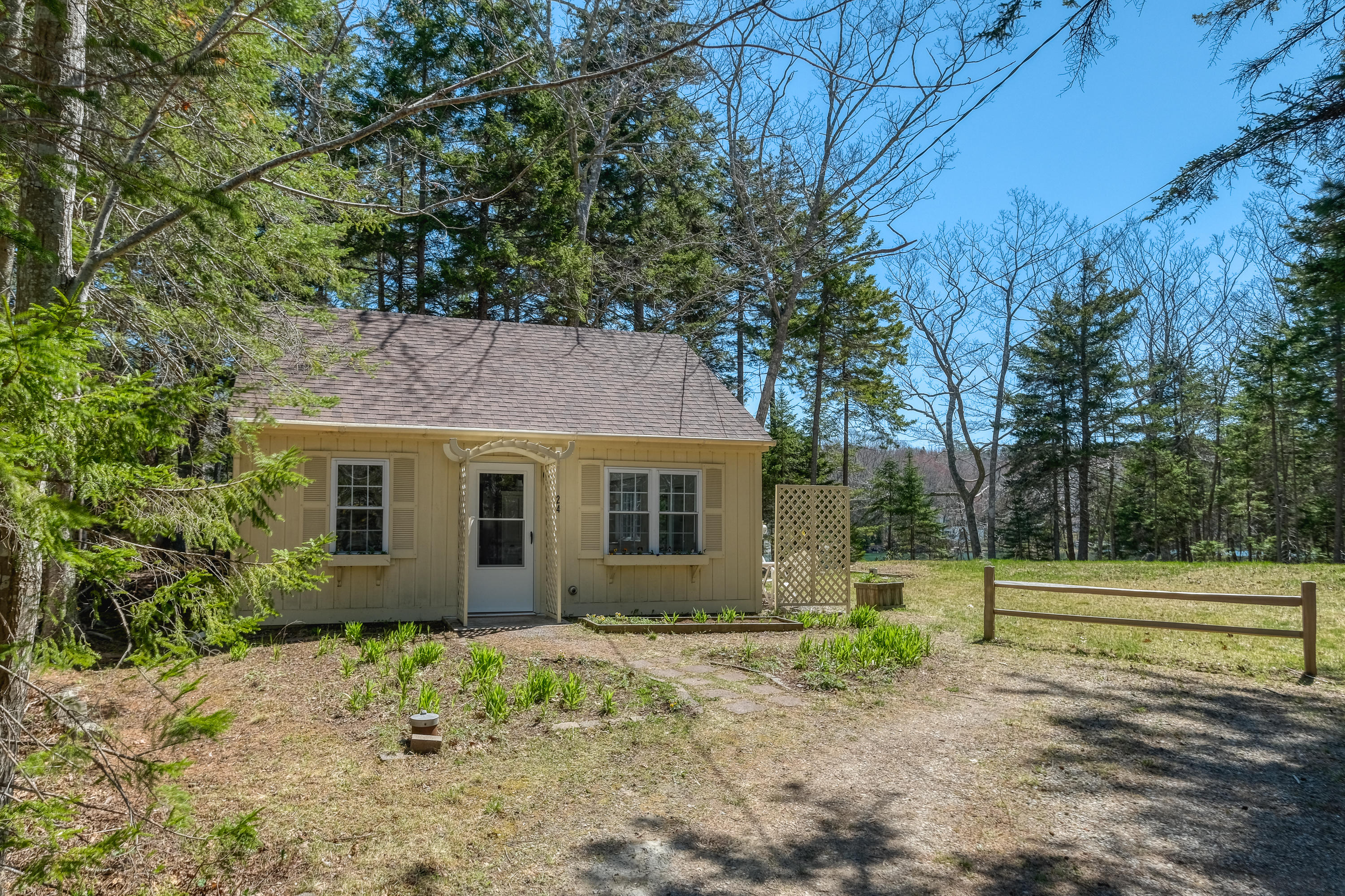 24 Hiawatha Road East Boothbay, ME 04544 - Photo 2 of 33 20210427_24_Hiawatha_8560