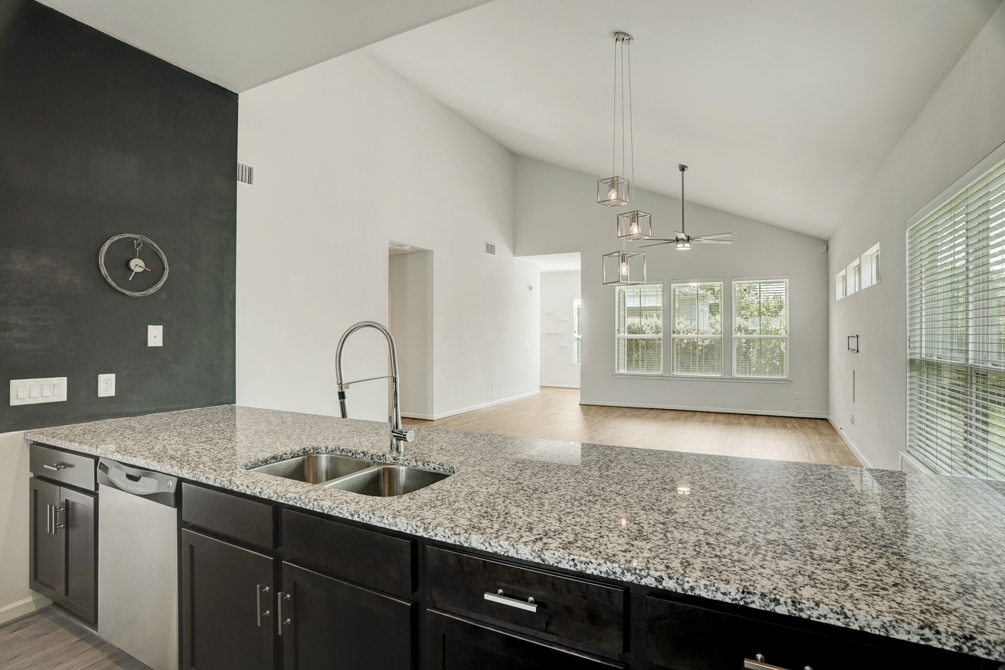 3413 Omega Street Houston, TX 77022 - Photo 6 of 12