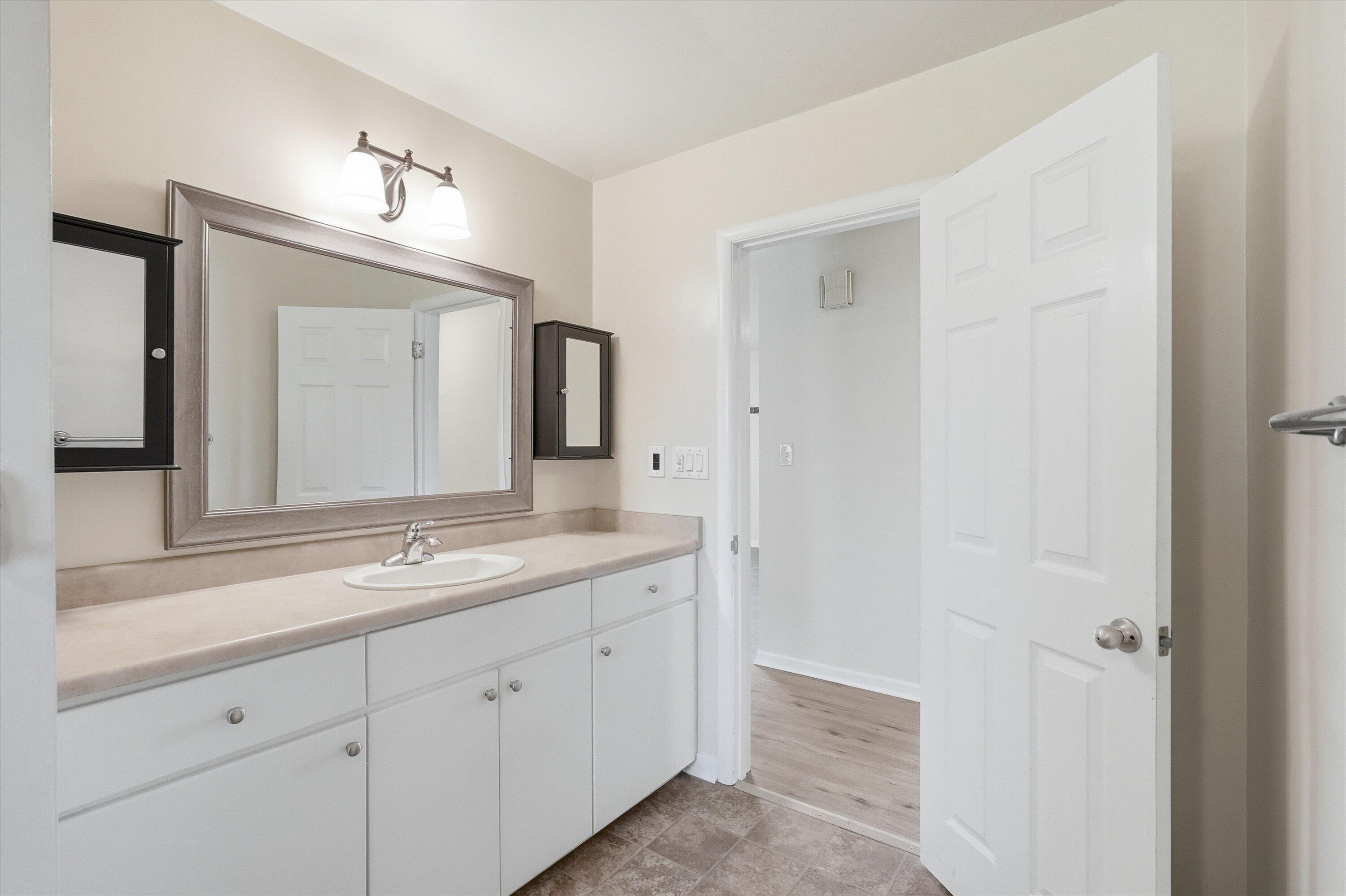 689 South Modoc Avenue Medford, OR 97504 - Photo 23 of 47 Front bathroom