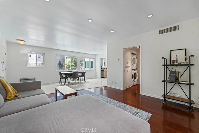 $675,000 | 1525 North Hayworth Avenue, Unit 205, Los Angeles, CA 90046