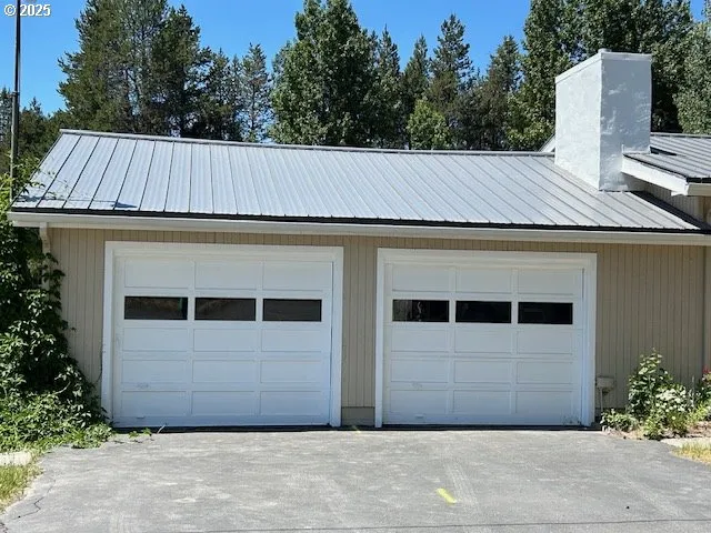a view of a garage