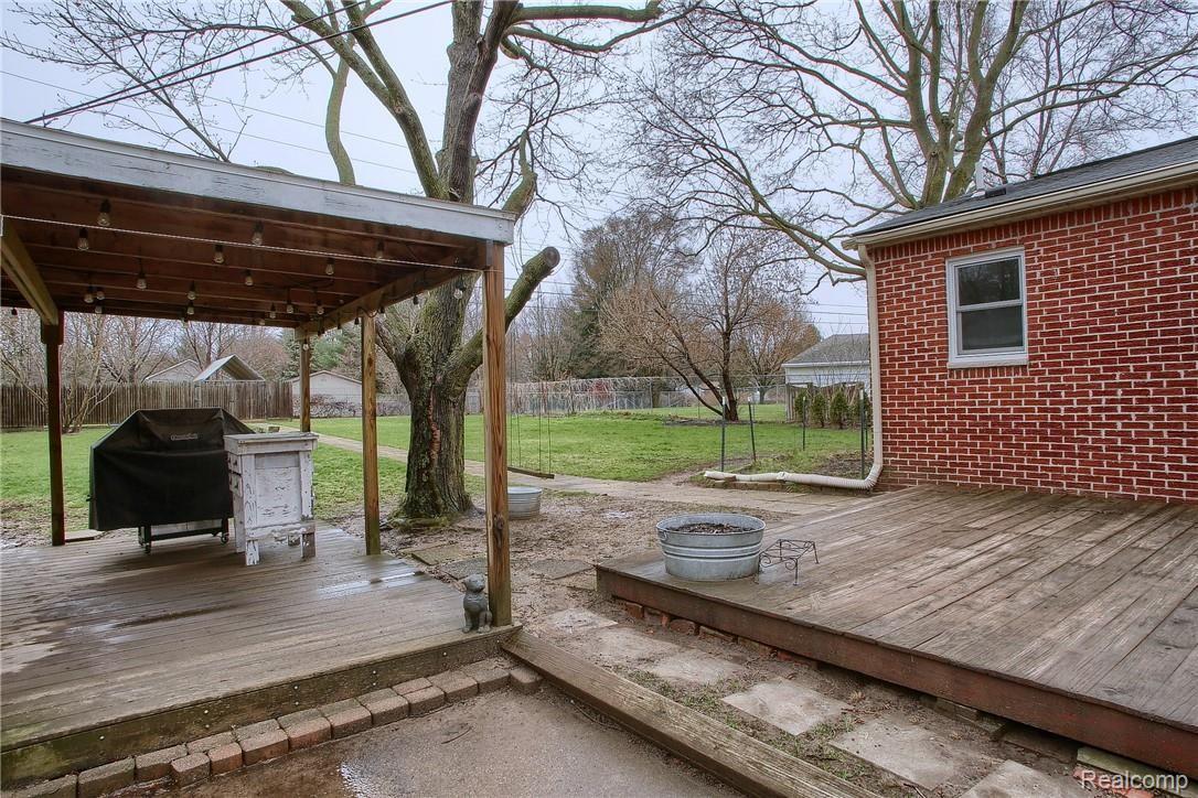 165 Texas Avenue Rochester, MI 48309 - Photo 33 of 35 34-Deck.jpg