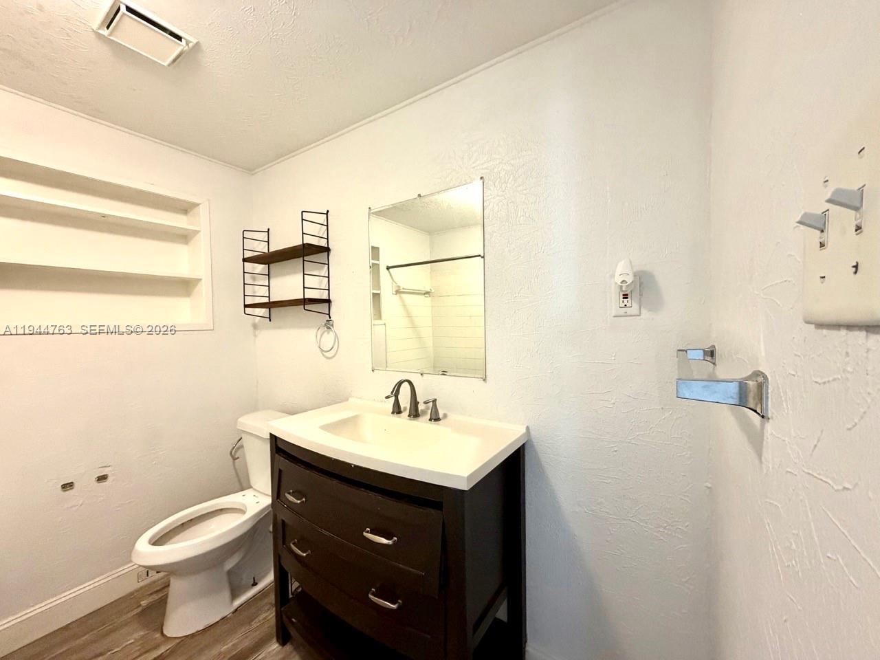 565 Forrest Drive Bartow, FL 33830 - Photo 21 of 44 a bathroom with a sink toilet and mirror