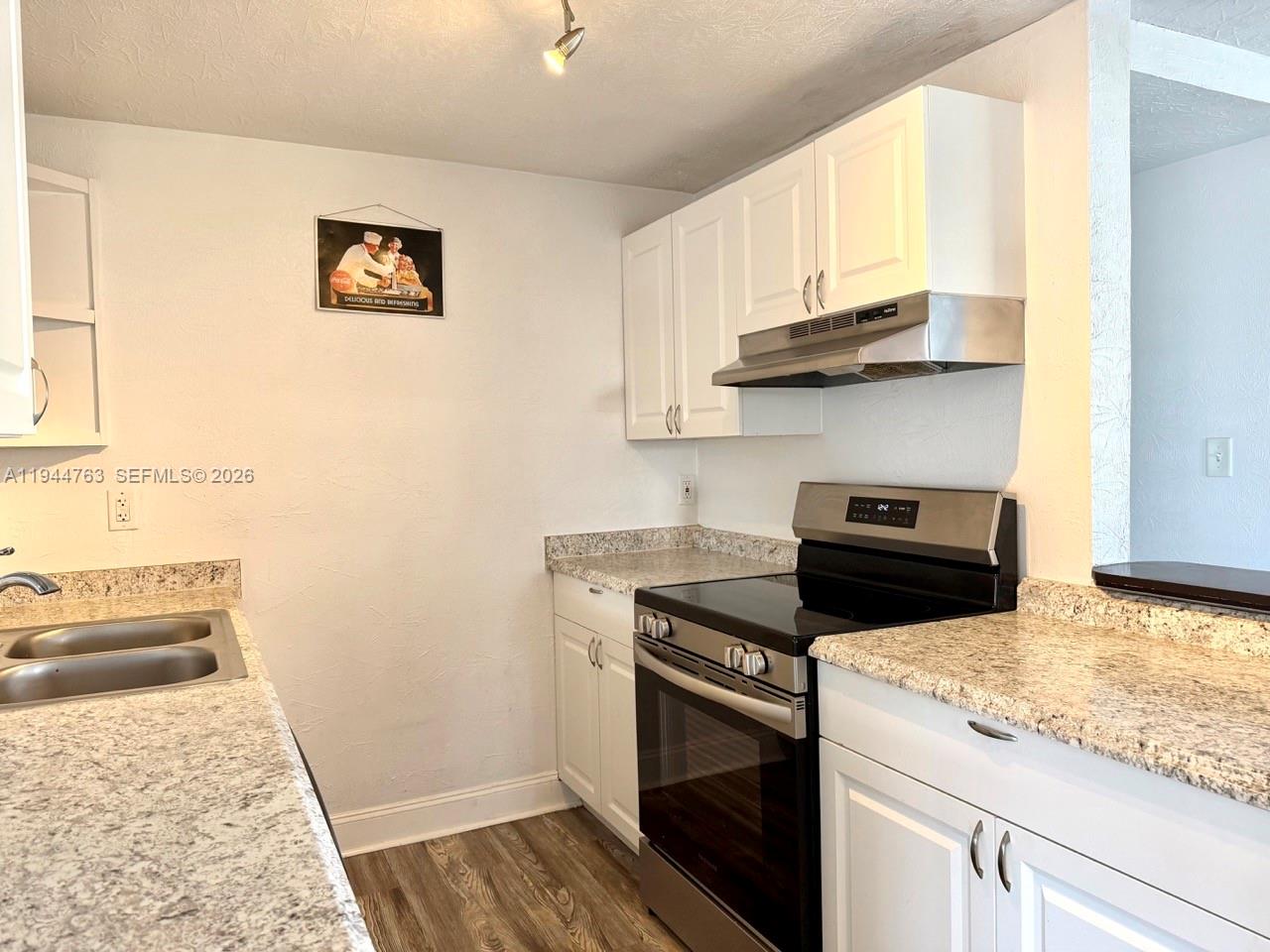 565 Forrest Drive Bartow, FL 33830 - Photo 24 of 44 a kitchen with a stove and a sink