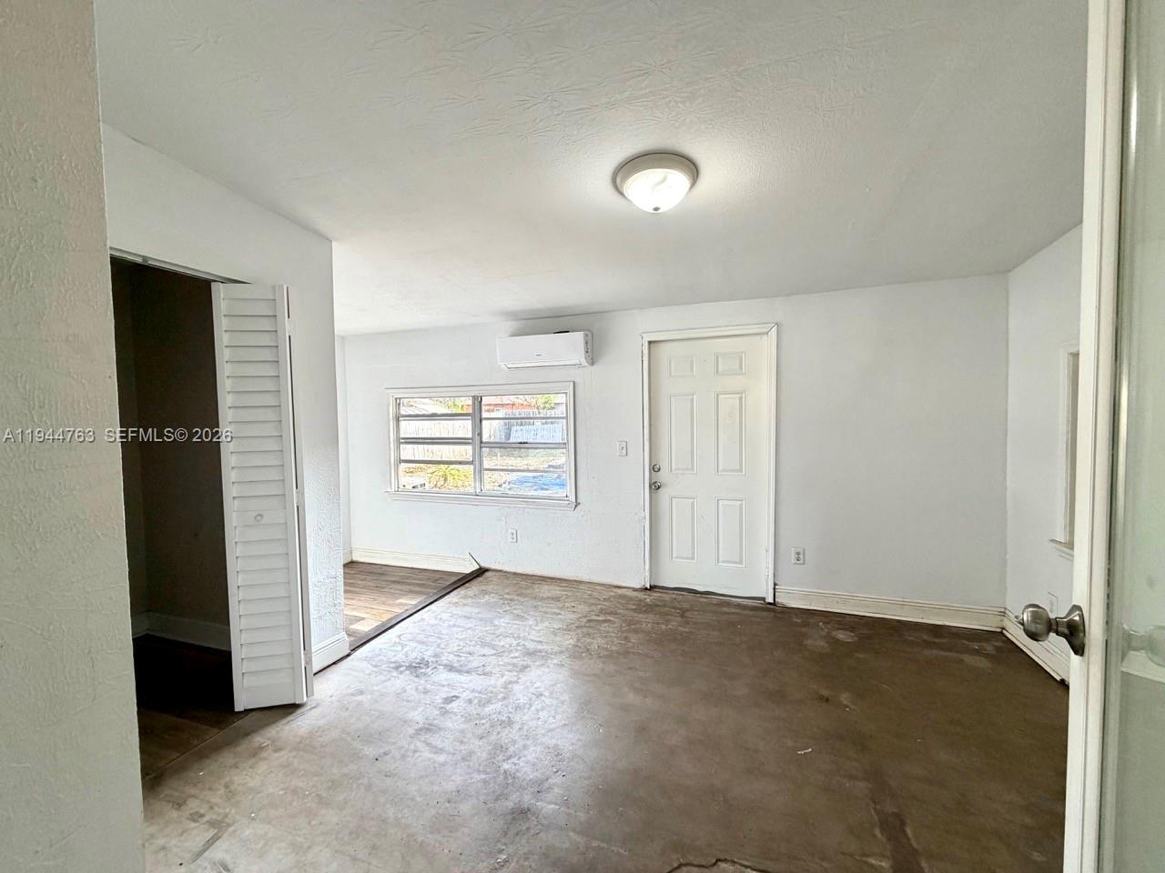 565 Forrest Drive Bartow, FL 33830 - Photo 32 of 44 an empty room with windows and closet