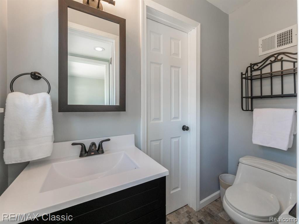 35948 Pinetree Street Livonia, MI 48150 - Photo 15 of 22