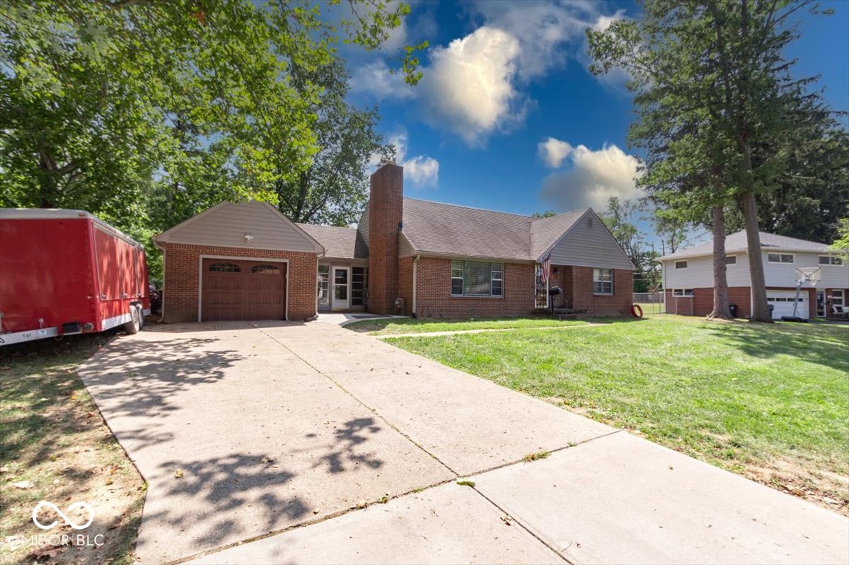 418 Brewer Drive Greenwood, IN 46142 - Photo 2 of 37