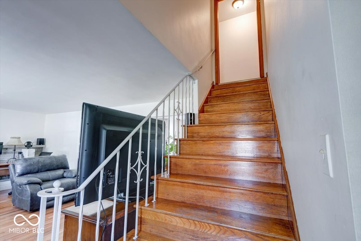 418 Brewer Drive Greenwood, IN 46142 - Photo 3 of 37