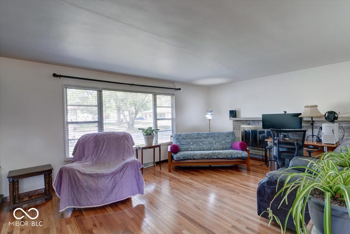 418 Brewer Drive Greenwood, IN 46142 - Photo 4 of 37