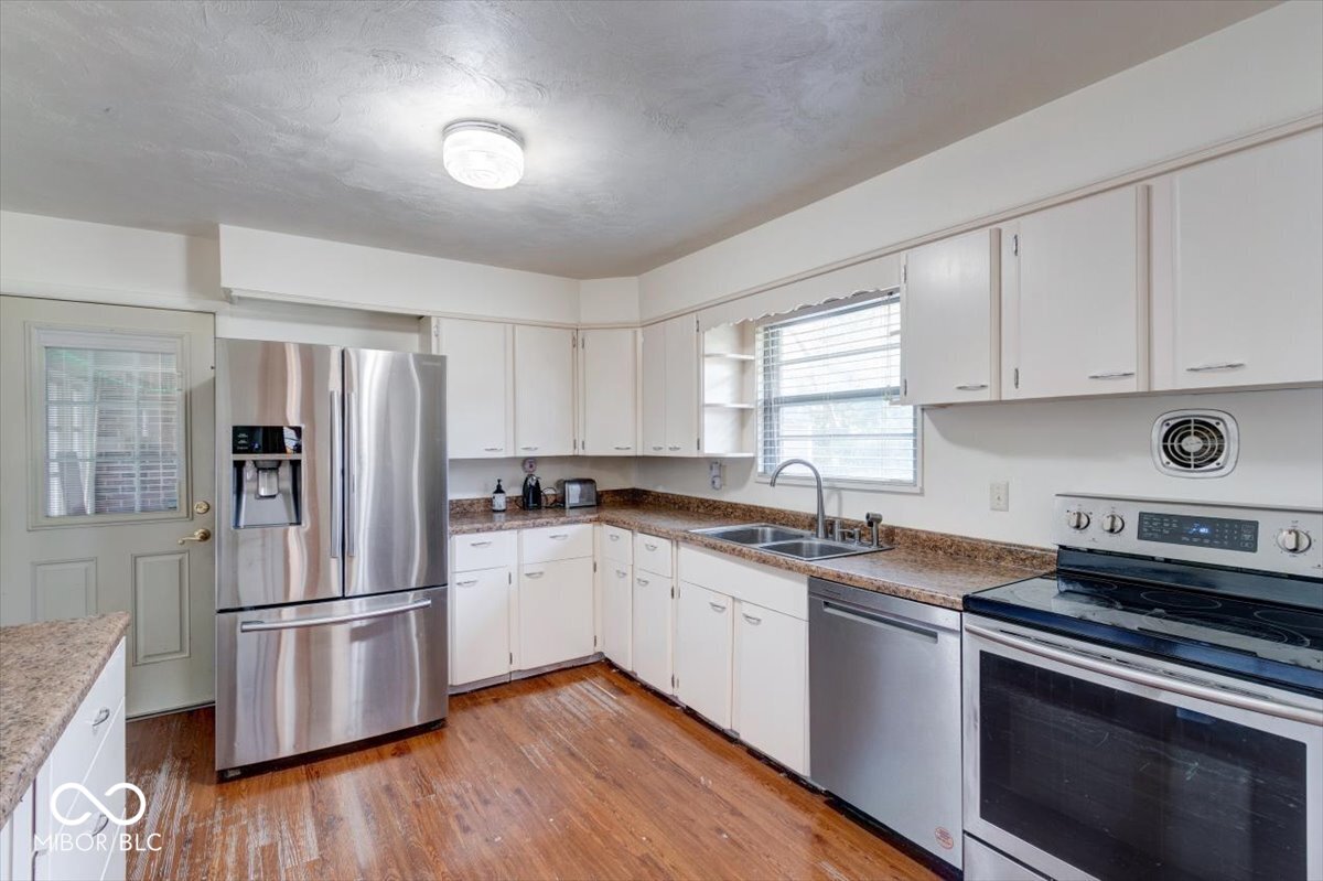 418 Brewer Drive Greenwood, IN 46142 - Photo 10 of 37