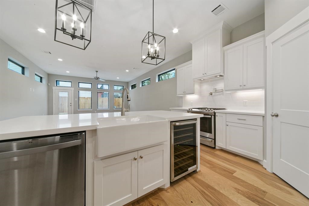 1119 East 27th Street Houston, TX 77009 - Photo 9 of 27 Photo is of like property: 4119 Marina St MLS#52308067