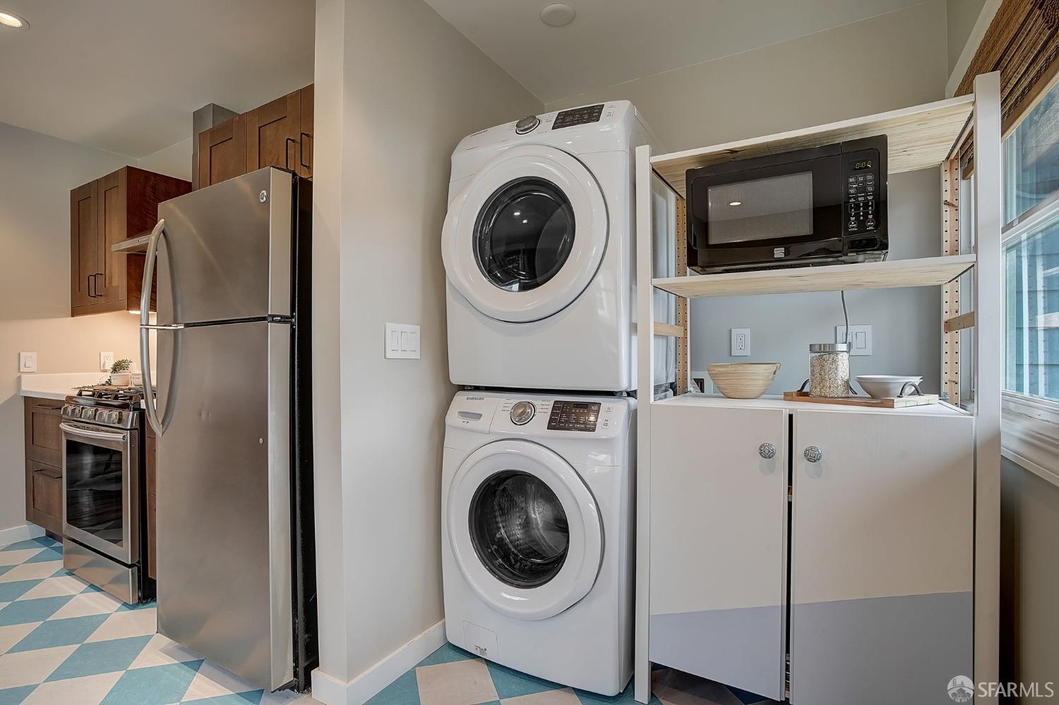 3014 Morcom Avenue Oakland, CA 94619 - Photo 13 of 36 a utility room with dryer and washer