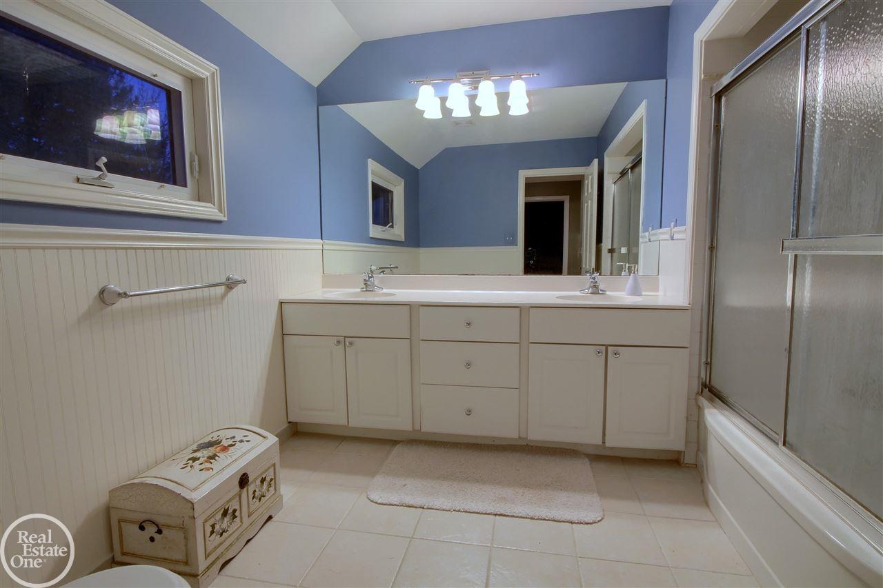 798 Pemberton Road Grosse Pointe, MI 48230 - Photo 32 of 47 Second Floor Full Bathroo