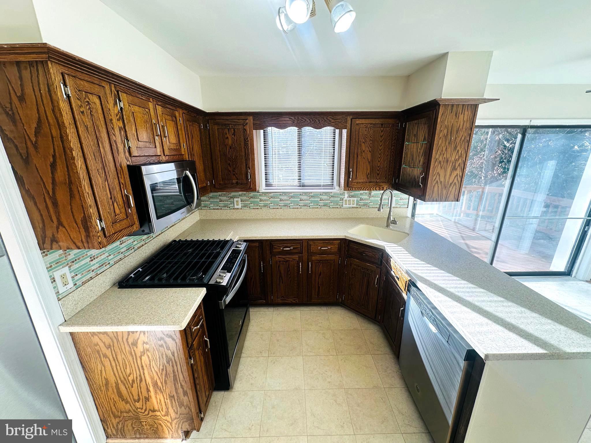 8601 Kenilworth Drive Springfield, VA 22151 - Photo 14 of 47 a bathroom with a tub sink and mirror
