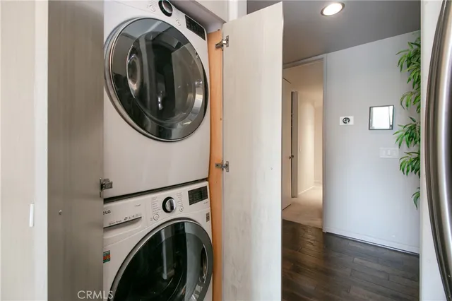 a view of entryway with washer and dryer