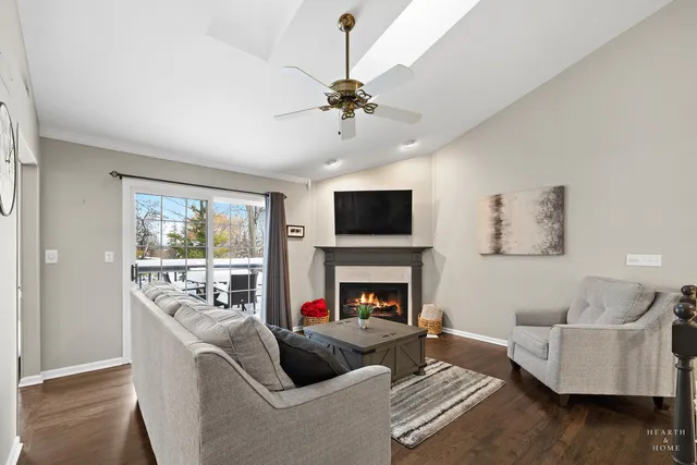 $289,000 | 679 Barlina Road, Crystal Lake, IL 60014