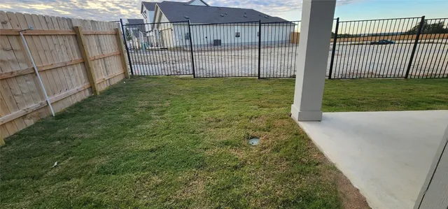 a view of a backyard