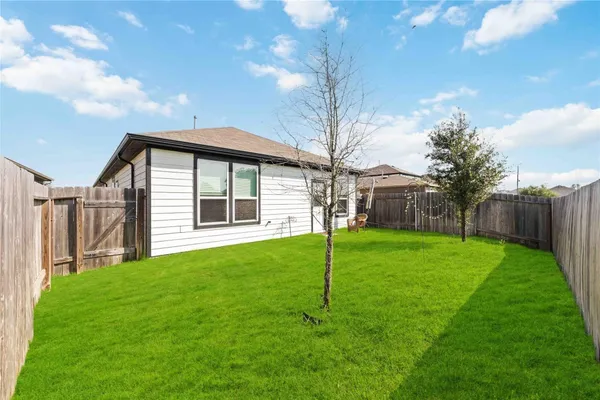 a view of a house with backyard and garden
