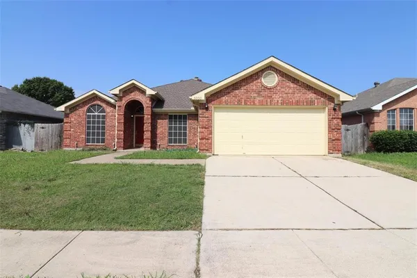 $2,400 | 6100 Harwood Crossing Drive, Arlington, TX 76018