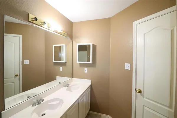 $2,300 | 6100 Harwood Crossing Drive, Arlington, TX 76018