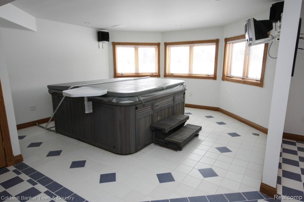 2025 Clyde Road Highland, MI 48357 - Photo 38 of 63 IMG_0243.jpg