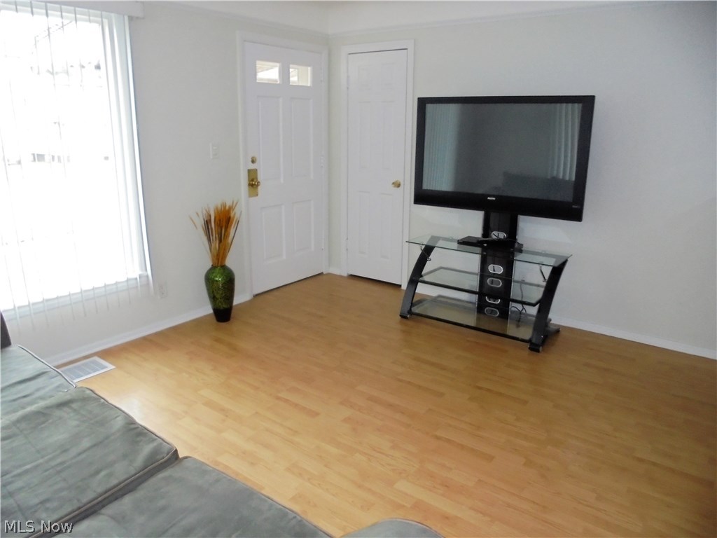 8219 Snow Road Parma, OH 44129 - Photo 4 of 22