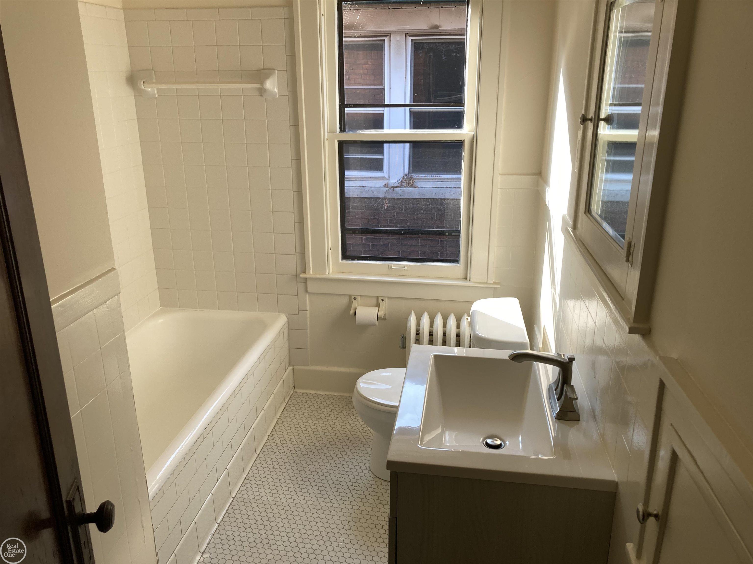 919 Nottingham Road Grosse Pointe, MI 48230 - Photo 13 of 17 50111706-12.JPG