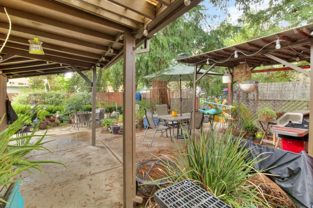 a view of a back yard