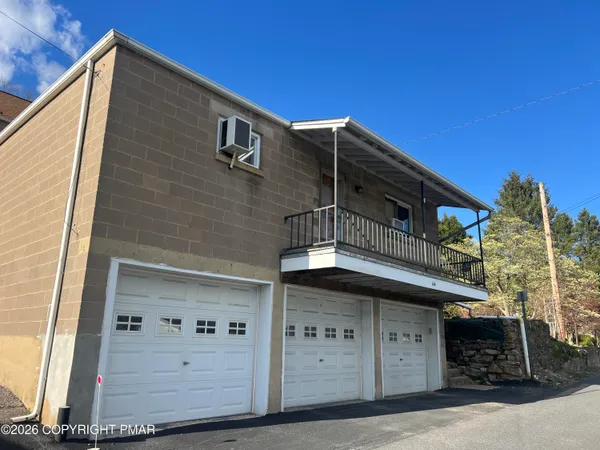 $1,200 | 144 East Diaz Avenue, Unit REAR, Nesquehoning, PA 18240