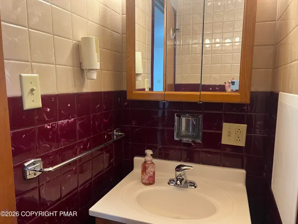 $1,200 | 144 East Diaz Avenue, Unit REAR, Nesquehoning, PA 18240