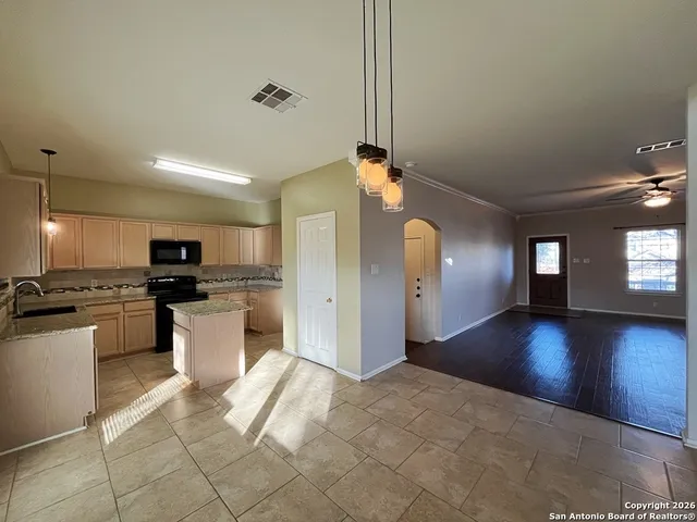 $1,895 | 22019 Goldcrest Run, San Antonio, TX 78258