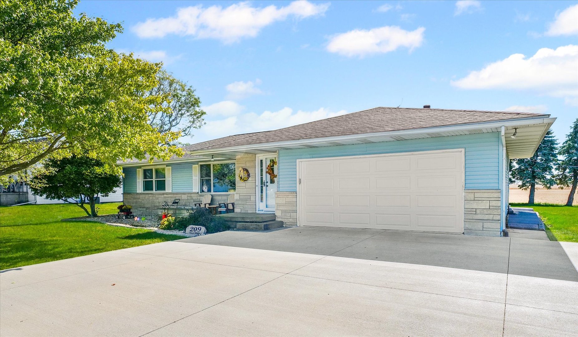 209 West Main Street Royal, IL 61871 - Photo 2 of 32 a front view of house with yard
