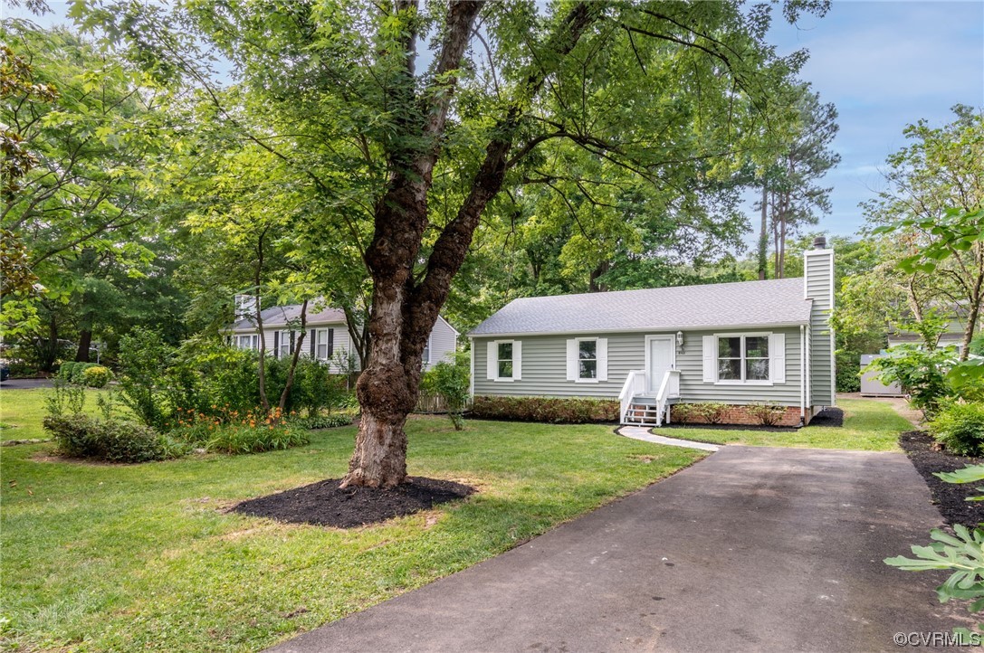View of front of property featuring a front lawn