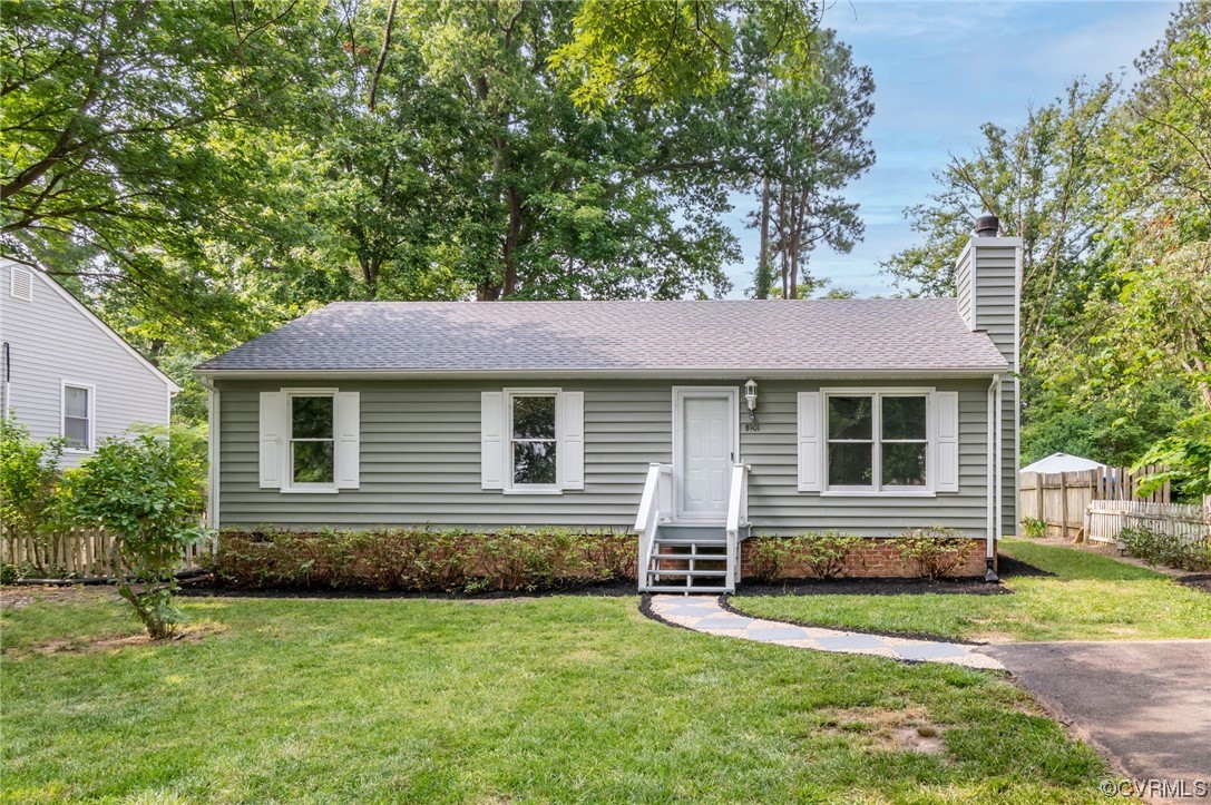 View of front of property featuring a front lawn