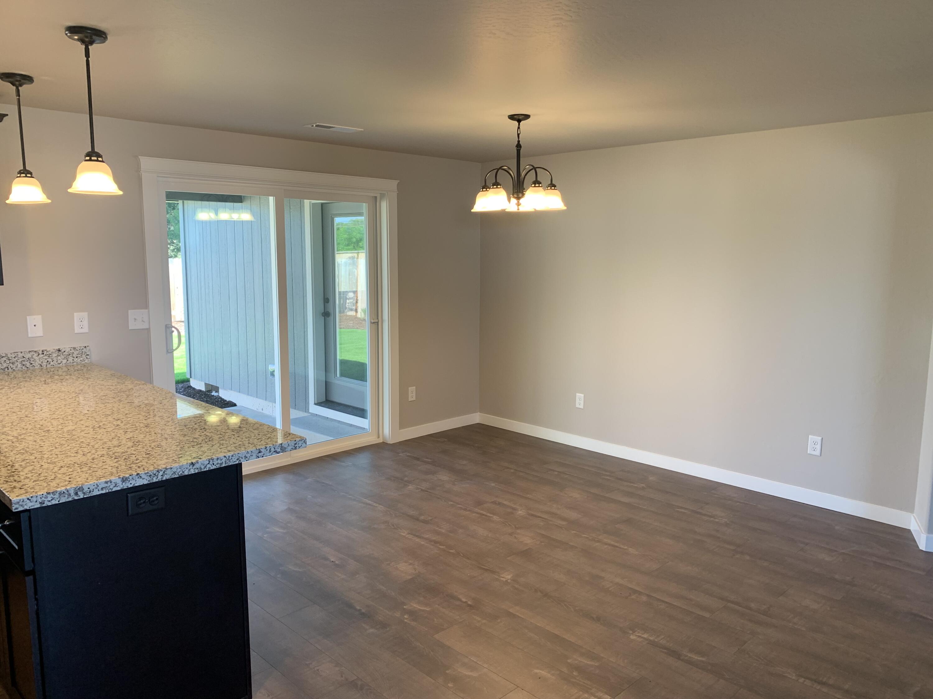 259 Samuel Lane Loop Road Phoenix, OR 97535 - Photo 10 of 22 Dinning