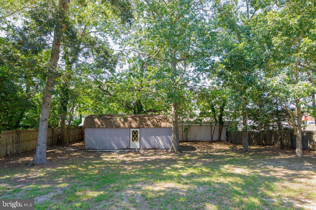 426 7th Street Somers Point, NJ 08244 - Photo 8 of 22 a backyard of a house with a tree